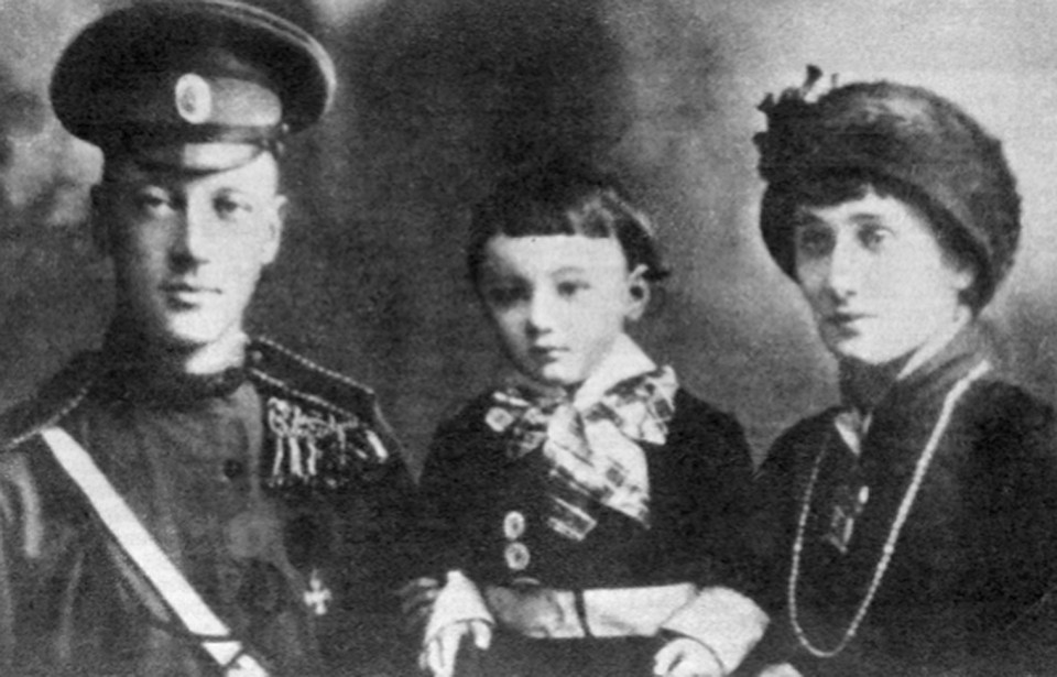 Лев Гумилев с родителями - Николаем Гумилевым и Анной Ахматовой.