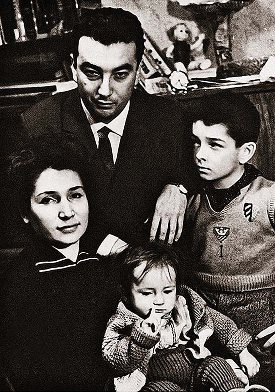 1950-е годы. Евгений Примаков с женой Лаурой, сыном Сашей и дочерью Наной. Фото: личный архив.