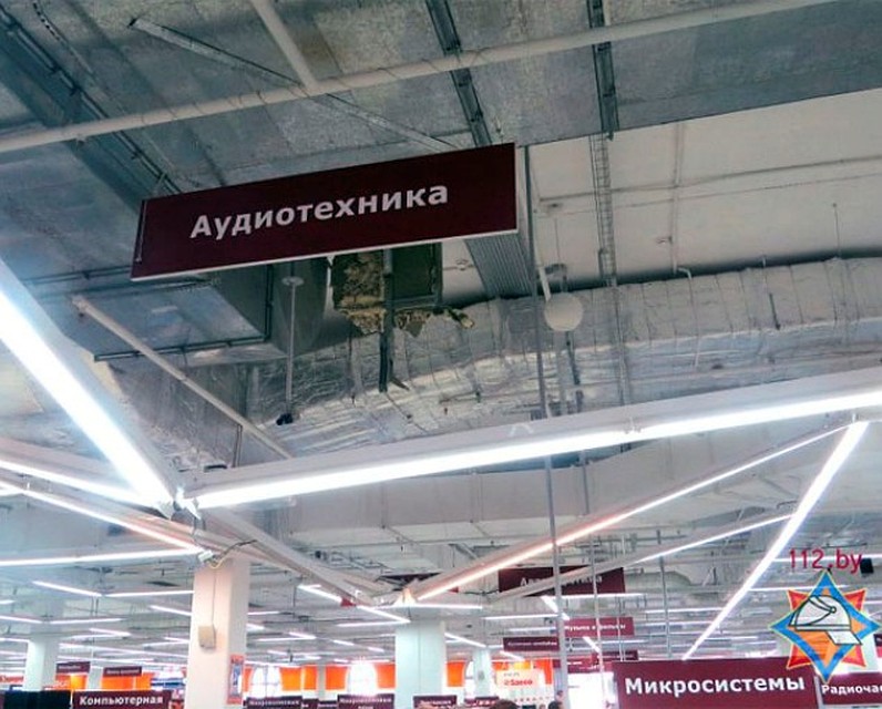 Дырка в полу на втором этаже была закрыта простым листом гипсокартона. Фото: МЧС.