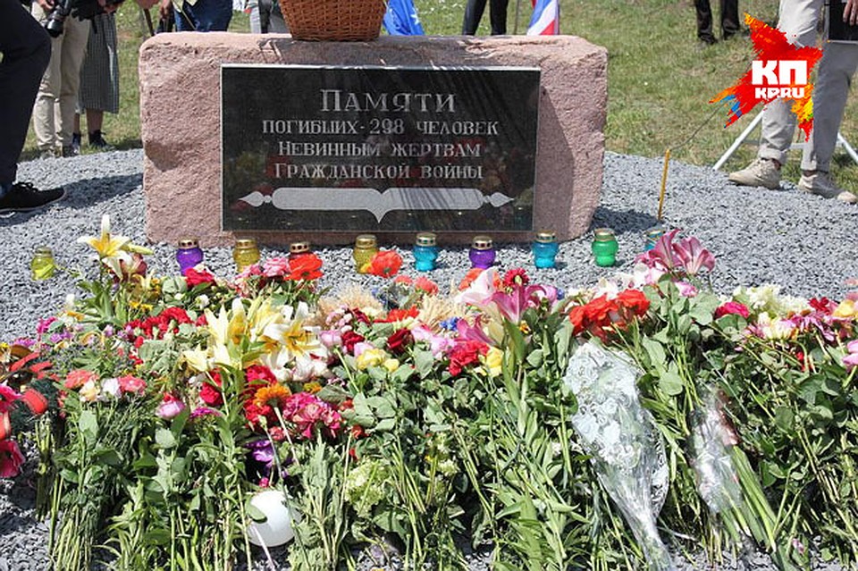 Памятник засыпали цветами