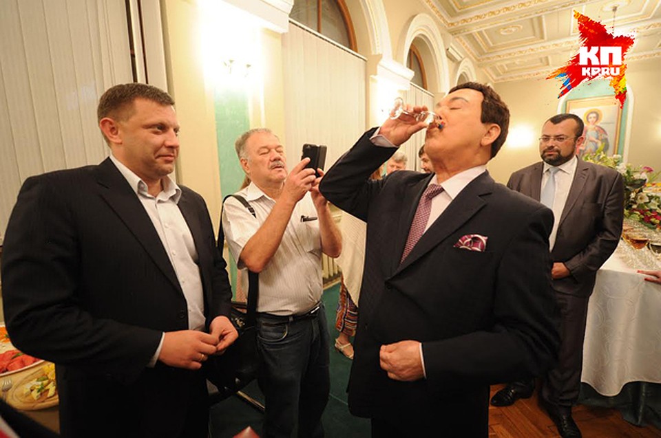 В стопку с водкой окунули Золотую звезду и... распили рюмку! Фото: Владимир ВЕЛЕНГУРИН