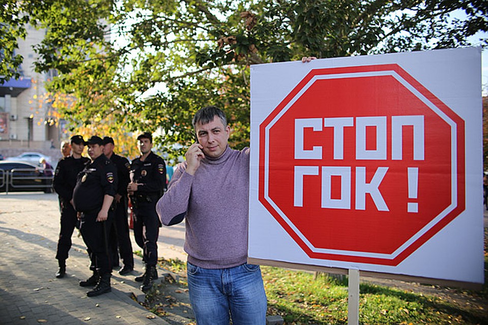 Полиция с народом! Силовики тоже люди и тоже хотят дышать воздухом, а не пылью Фото: Валерий ЗВОНАРЕВ