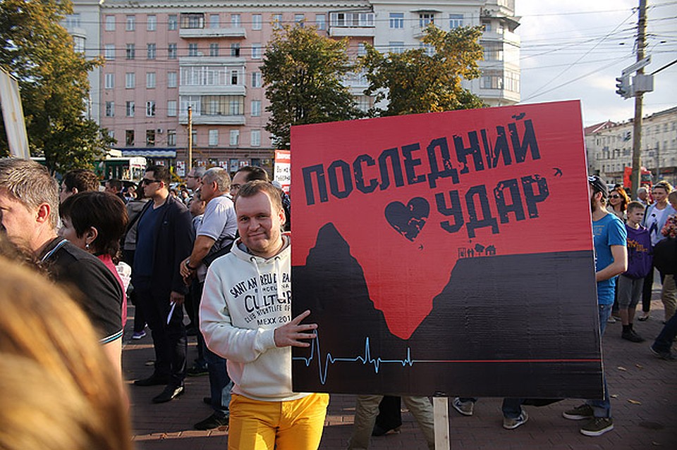 Организаторы митинга уверены: все намного серьезнее, чем многие думают, нельзя дать себя убить... Фото: Валерий ЗВОНАРЕВ
