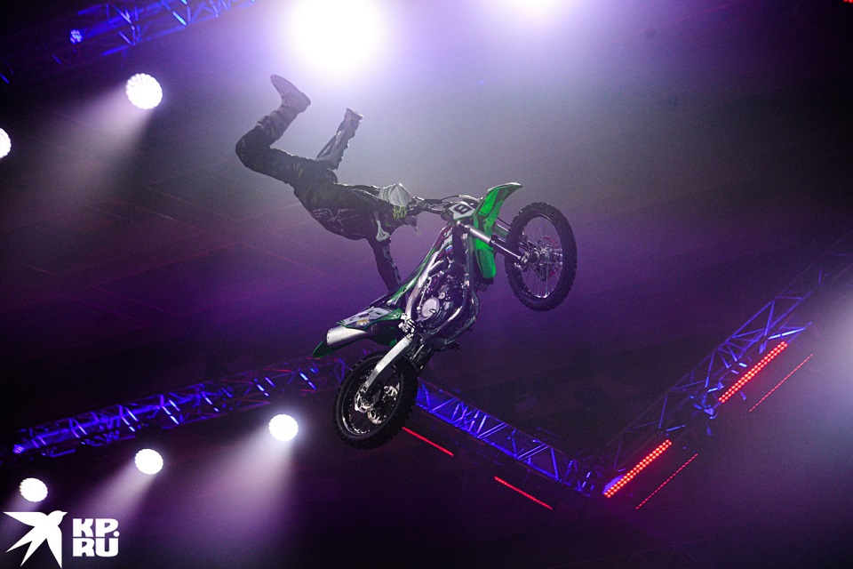 Лучшие фото фестиваля экстремальных видов спорта 2020: самые крутые трюки на байках и снегоходах