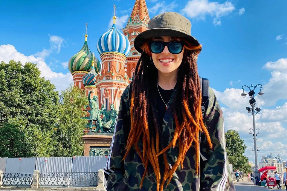 «Я как будто в фильме!»: Официантка из Италии исполнила свою мечту и спела с Zivert на ее концерте в Москве