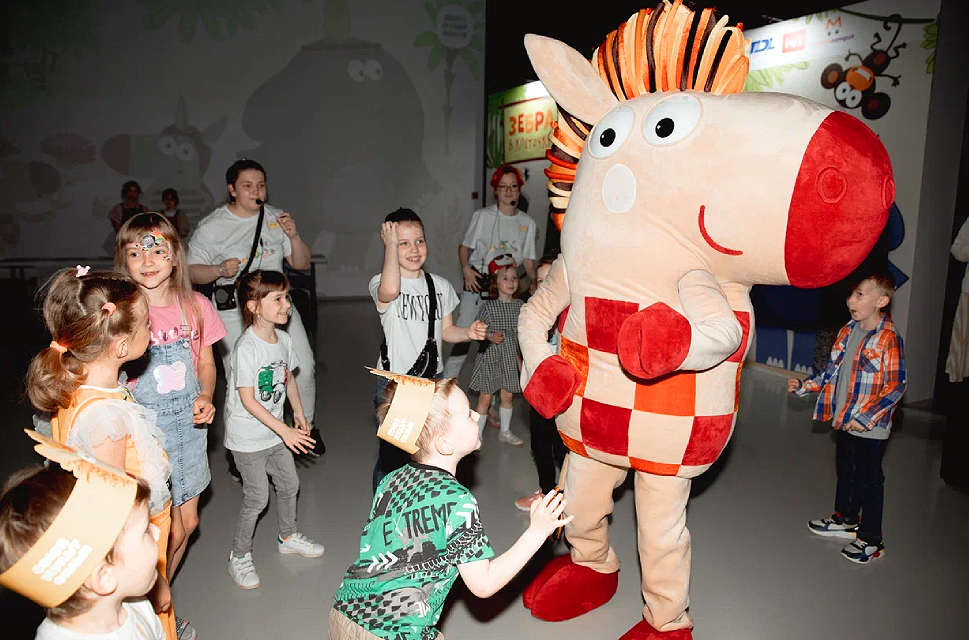 День рождения сериала «Зебра в клеточку» отметили в «Союзмультпарке»