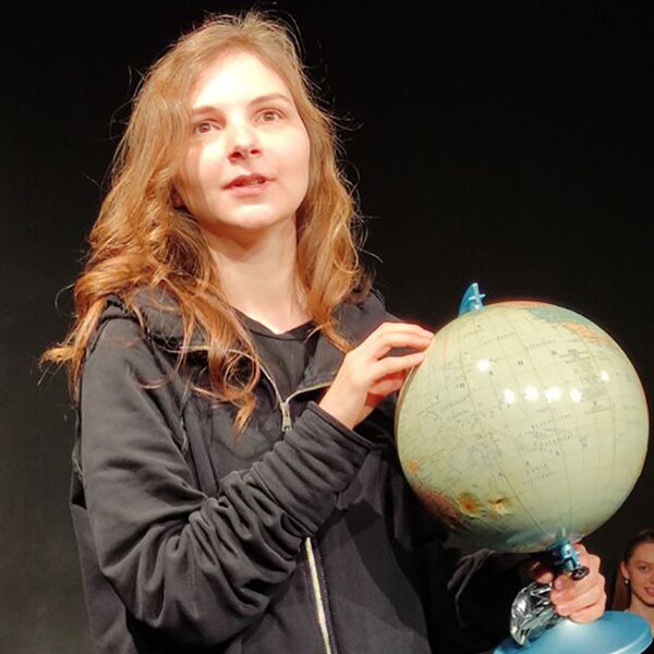 Спектакль «Про Аню Политову, которая хотела любить» в театре «DOC industrial»