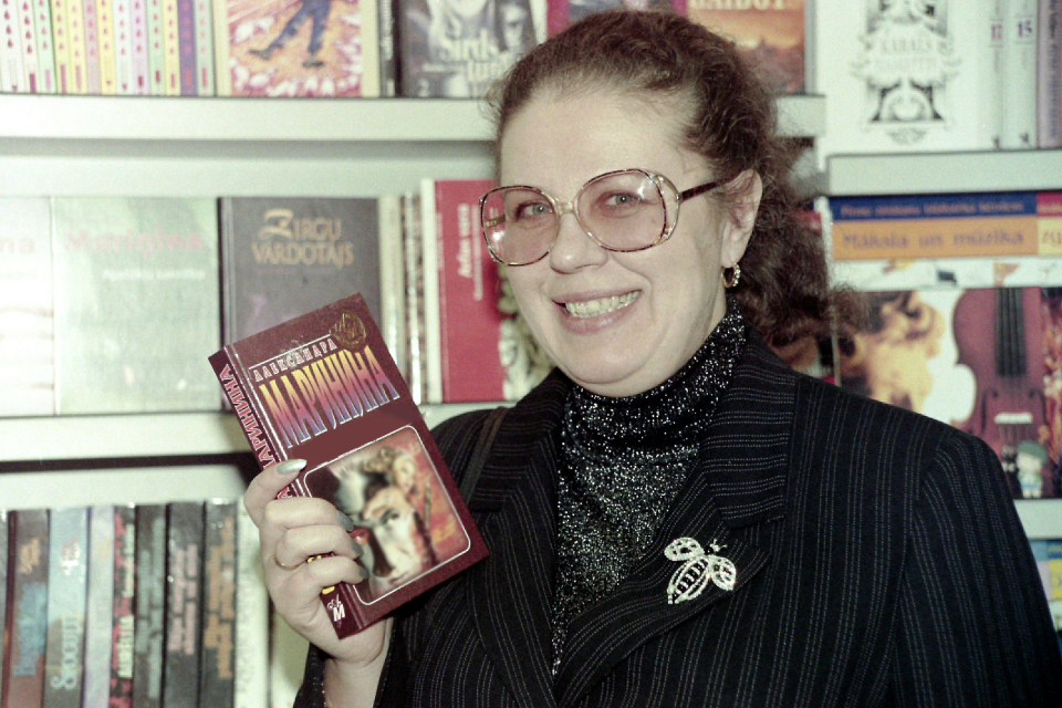 Первая книга Александры Марининой «Стечение обстоятельств» (1993): как Настя Каменская поужинала с киллером