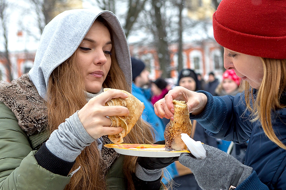 Москвичи выбрали лучшей начинкой для блинов сметану