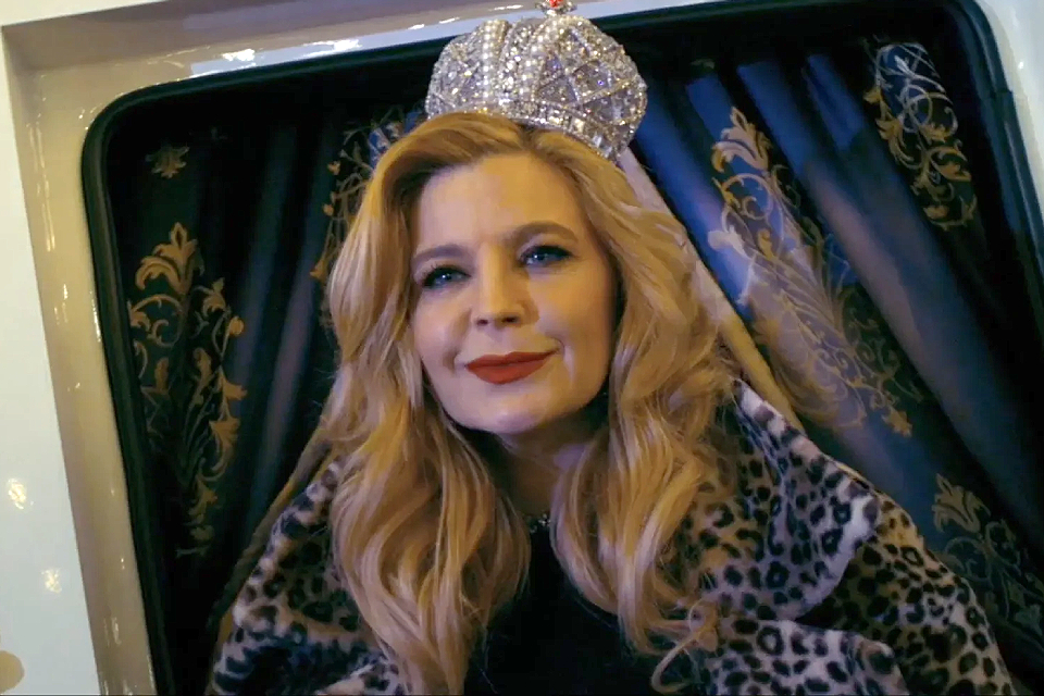 Фильм «Шальная императрица» (2025): комедия, где Екатерина Великая зажигает в XXI веке