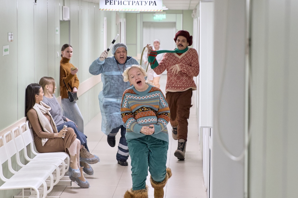 Фильм «По-братски» (2025): зимняя комедия, где развод превращается в семейный праздник