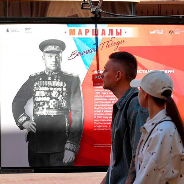 Фотовыставка «Маршалы Великой Победы» на Арбате