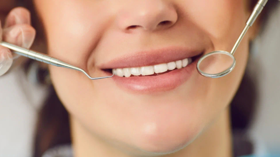 Дырка в зубе у взрослых