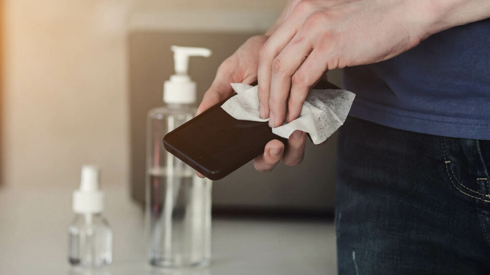 Телефон следует протереть сухой салфеткой. Фото: Maksim Ladouski / Shutterstock / Fotodom