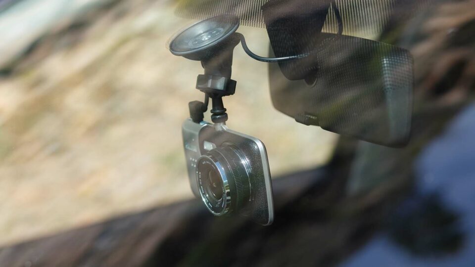 Убедитесь, что видеорегистратор точно зафиксировал момент наезда на пешехода. Фото: ZephyrMedia / Shutterstock / Fotodom