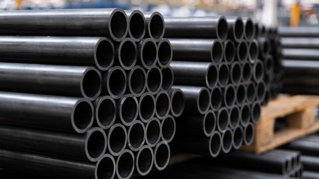Трубы из черной стали. Фото: Daniel Jedzura / Shutterstock / Fotodom