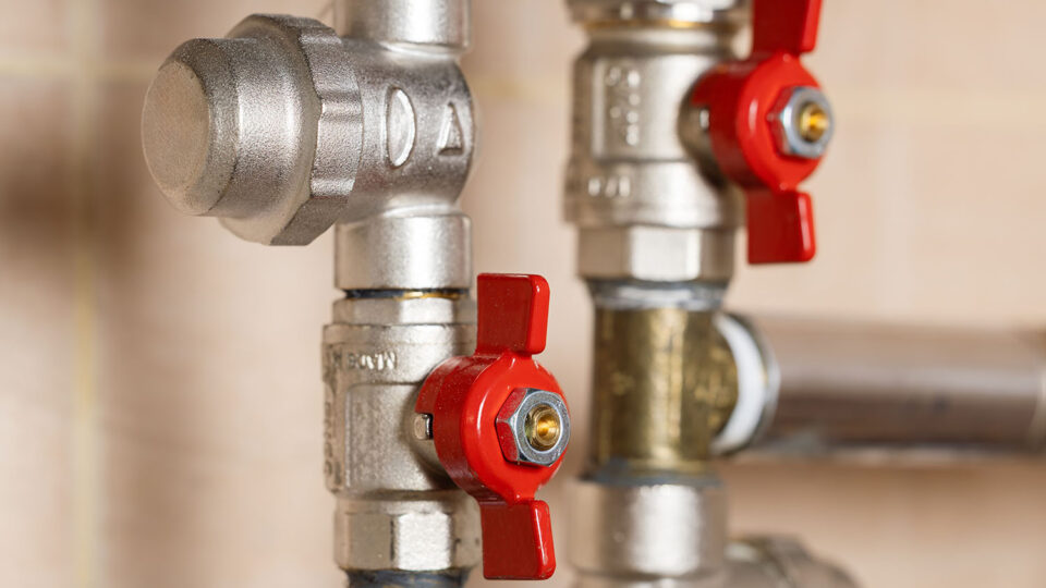 Шаровой кран используется на вводе воды в помещение. Фото: Skrypnykov Dmytro / Shutterstock / Fotodom