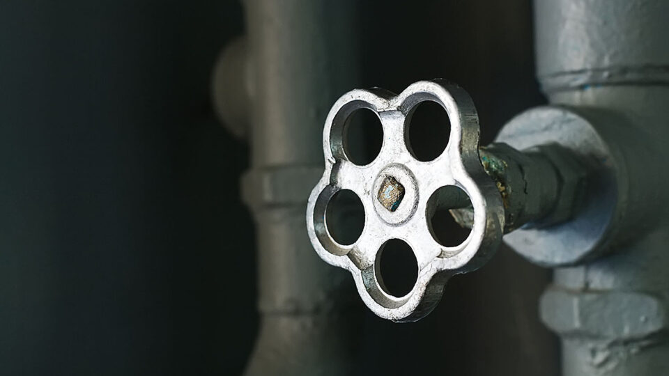 Вентильные краны используют в подвалах и хозяйственных помещениях. Фото: PakulinSergei / Shutterstock / Fotodom