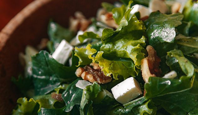 Салат с курицей, мандаринами и грецкими орехами