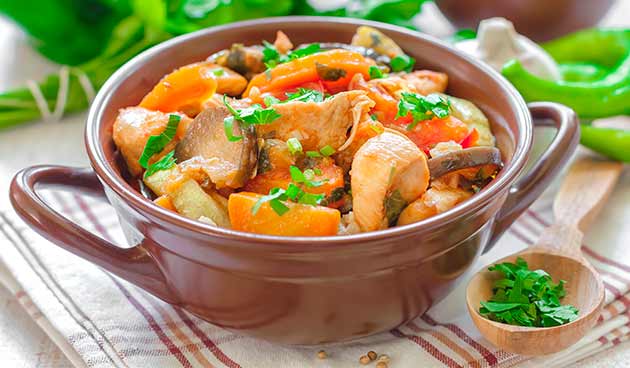 Курица с овощами в горшочках