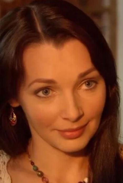 Құл қожайынның шұлығы мен трусисын иіскейді