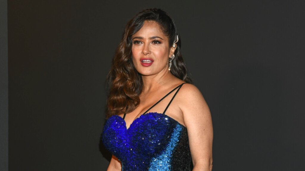 Сальма Хайек показала шикарные формы в купальнике в честь своего 55-летия