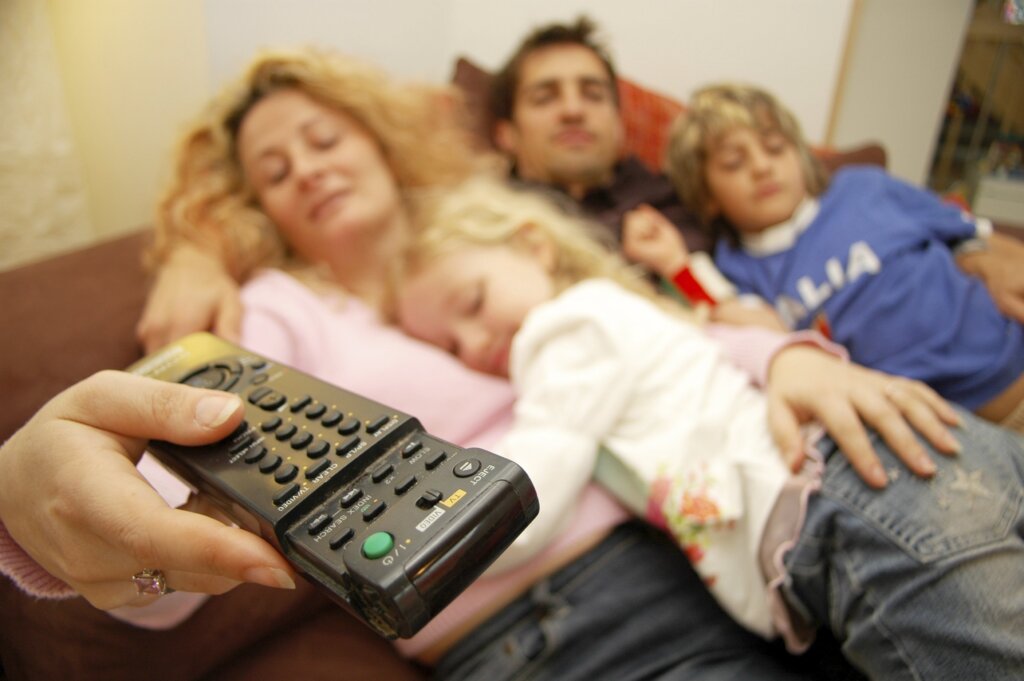 Психолог рассказал, как правильно смотреть сериалы с детьми