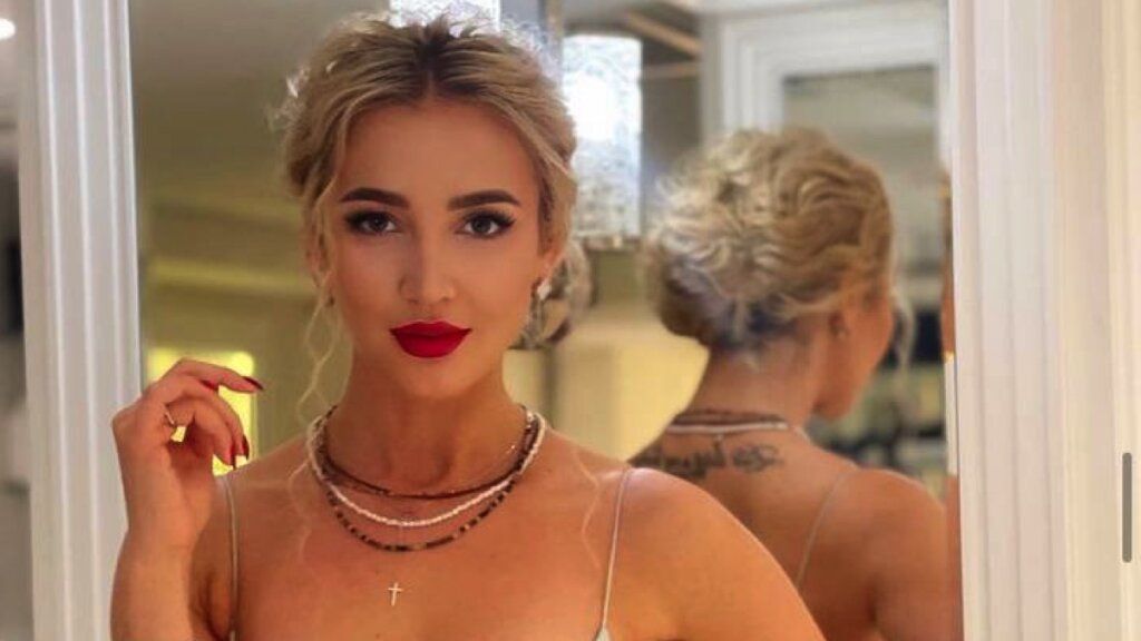 Иван Ургант высмеял Ольгу Бузову за любовь выставлять себя напоказ