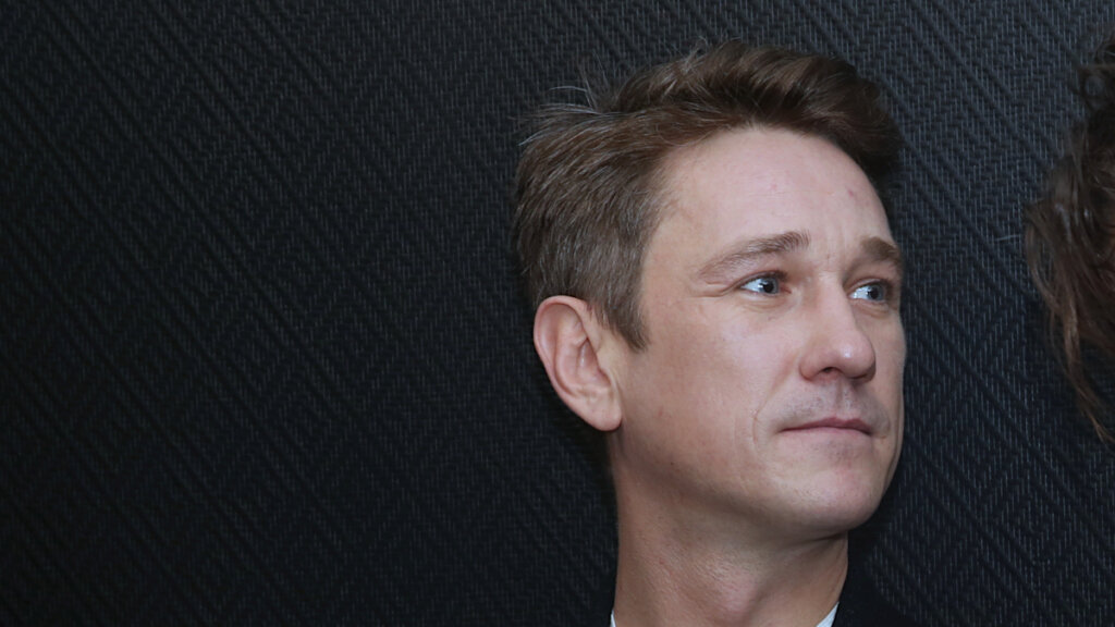 Актер «Стиляг» Антон Шагин молится Богородице о воюющем на Донбассе брате