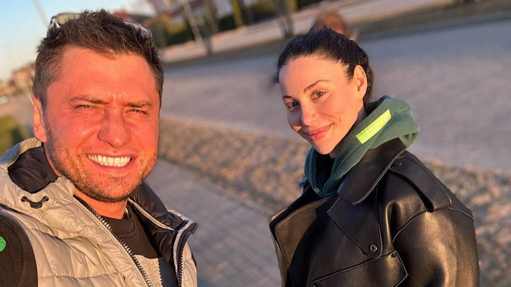 Жена Павла Прилучного показала процесс кормления сына [видео]