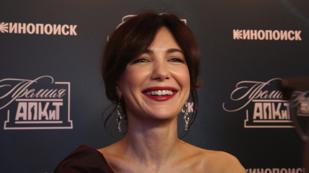 Дочь Екатерины Климовой застали за объятиями с молодым человеком