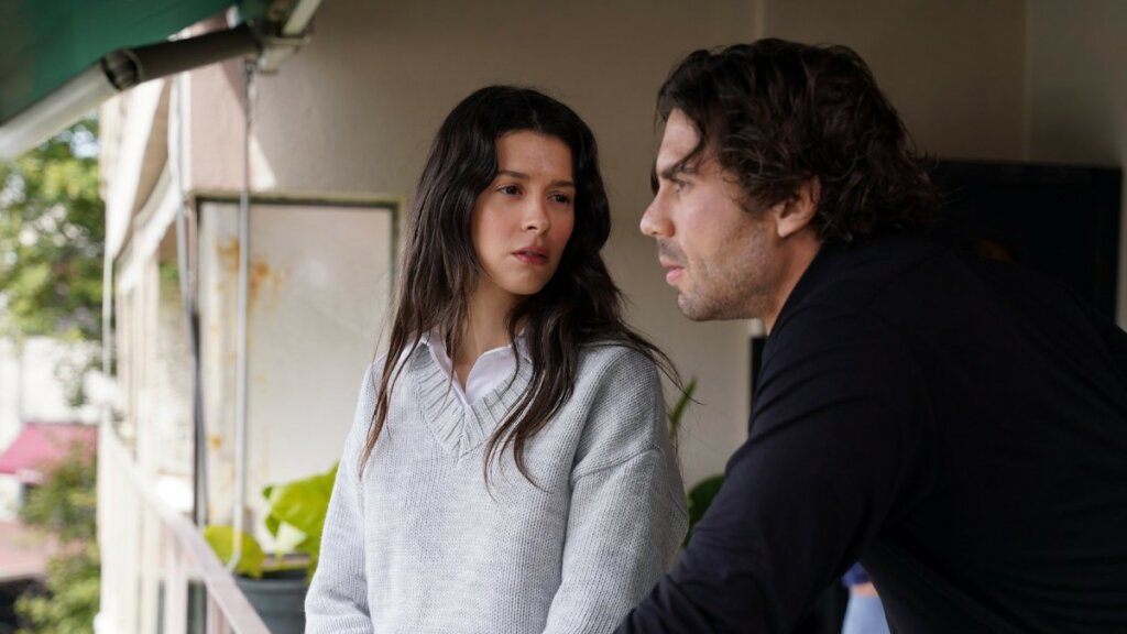 Описание 28 серии 2 сезона «Зимородка»: Акын объединился с Сертером, а хальвет Хаттуч и Халиса испортили