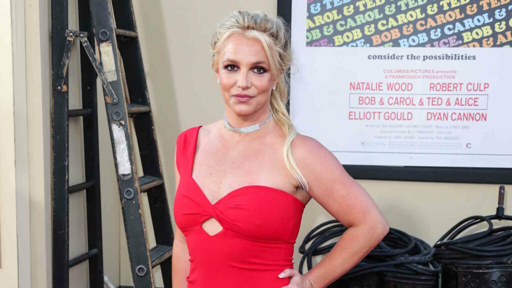 Бритни Спирс в одной цепочке на теле вновь шокировала поклонников