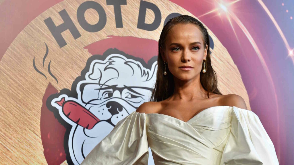 Актриса Ковальчук показала кольцо с бриллиантами за 600 тысяч от Гарика Харламова