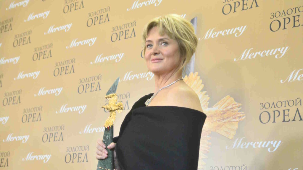 Редкий выход в свет с новой ретро-укладкой: Анна Михалкова поразила поклонников