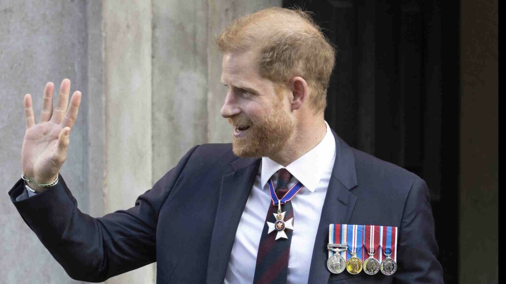 Принц Гарри уезжает, оставив Меган Маркл с детьми