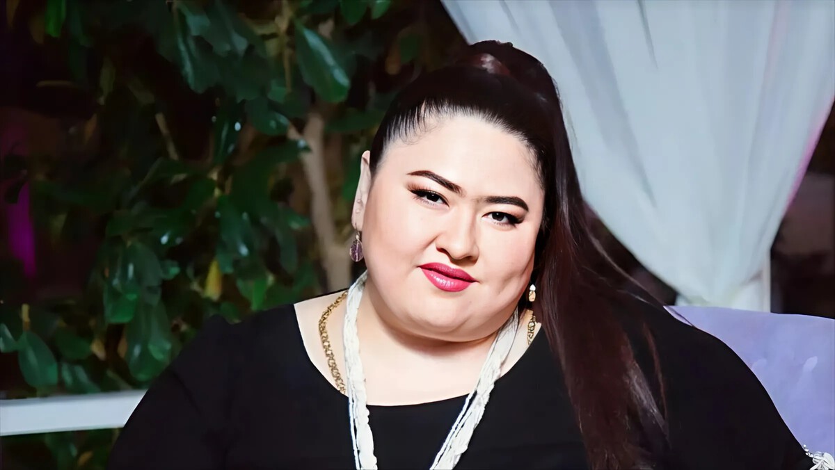 Томпақ орыстармен нағыз үйдегі секс Жалаңаш кеуделі есектер