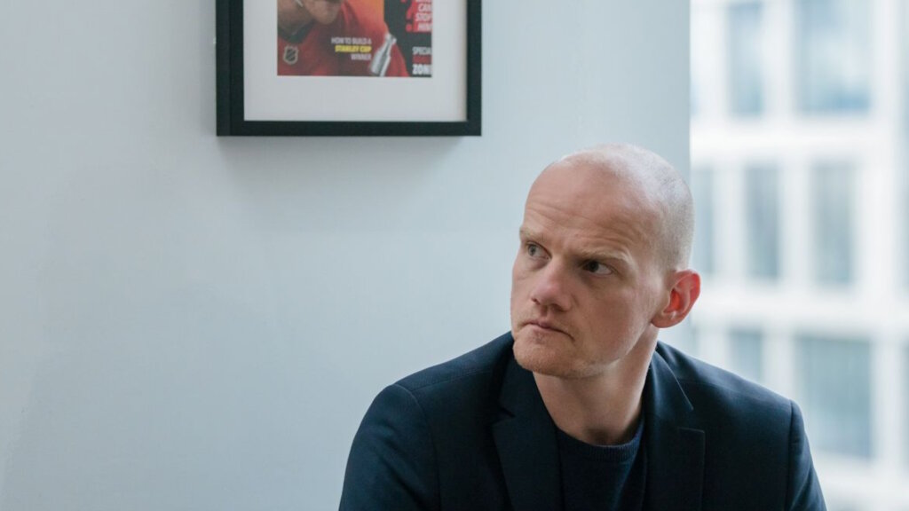 Юрский период: В популярном сериале «Белый лотос» неожиданно для всех сыграл русский актер Юрий Колокольников