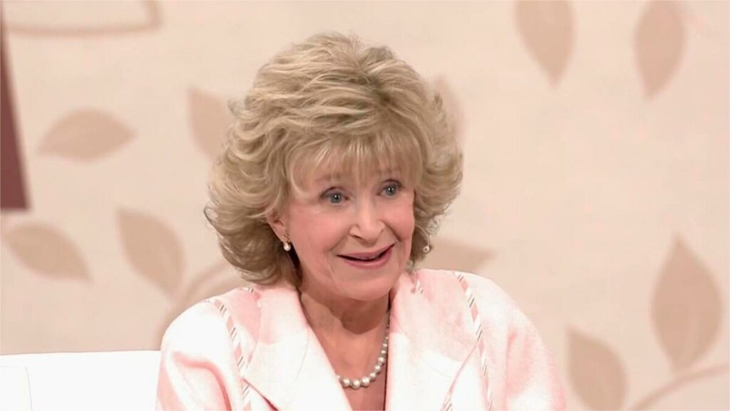 Изменившаяся 81-летняя Регина Дубовицкая впервые за долгое время вышла к людям