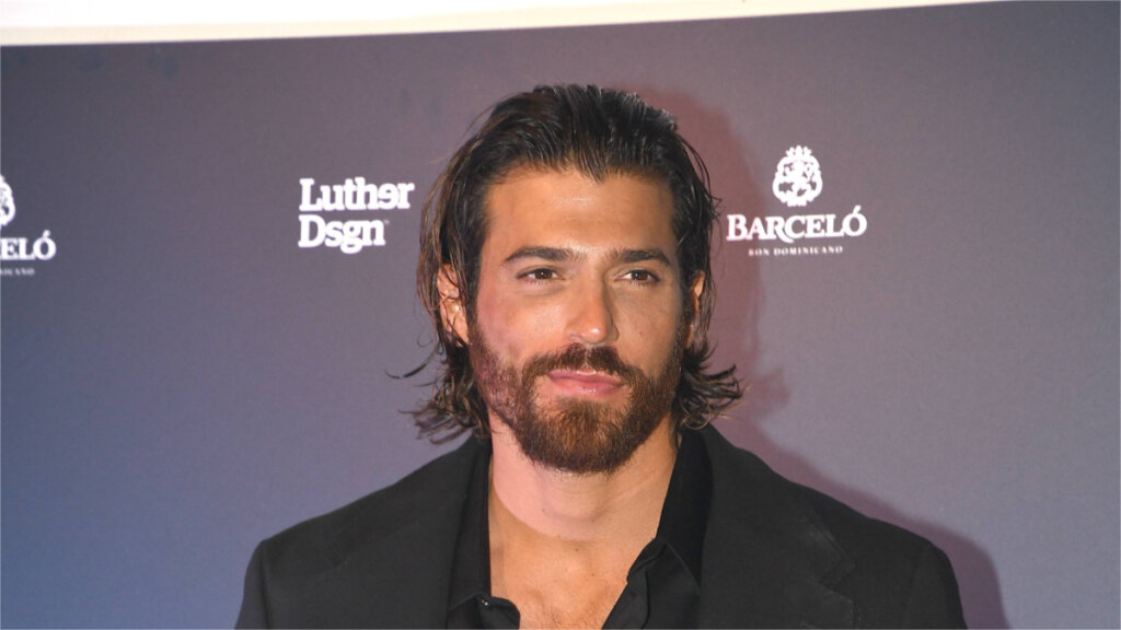 Джан Яман уже в Москве: турецкого актера встречают толпы фанаток