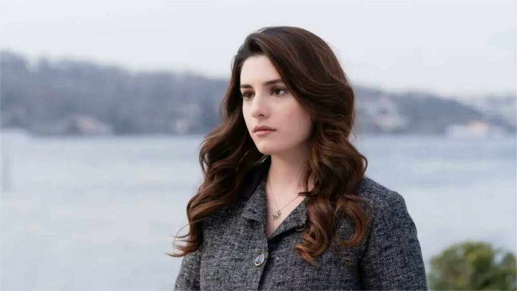 Асуде Калебек — сыграла Наз в сериале «Спрячь меня» и пропала