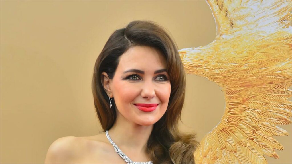 Екатерина Климова в дерзком платье с откровенными разрезами снялась на крыше