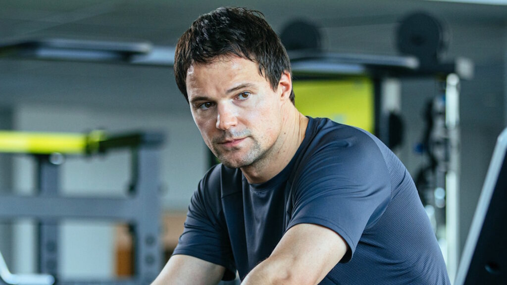 Данила Козловский улетел из России с дочерью от модели Зуевой