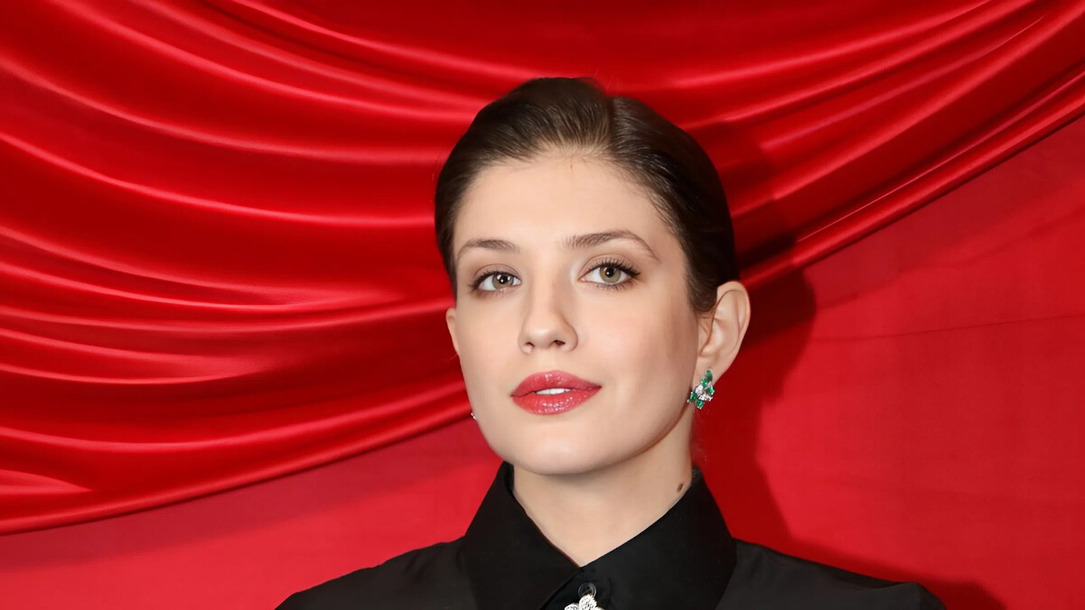 Үлкен кеудесі бар бизнес-ледимен жыныстық қатынас