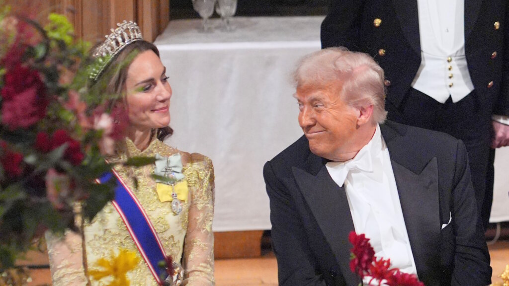 Дональд Трамп отвернулся от Мелании, похожей на НЛО, поглядывая на прекрасную Кейт Миддлтон