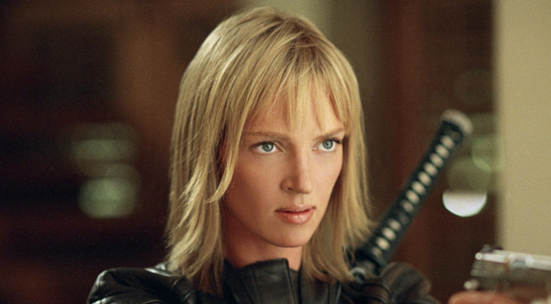 Қыздар камера үшін төрт аяққа тұрады