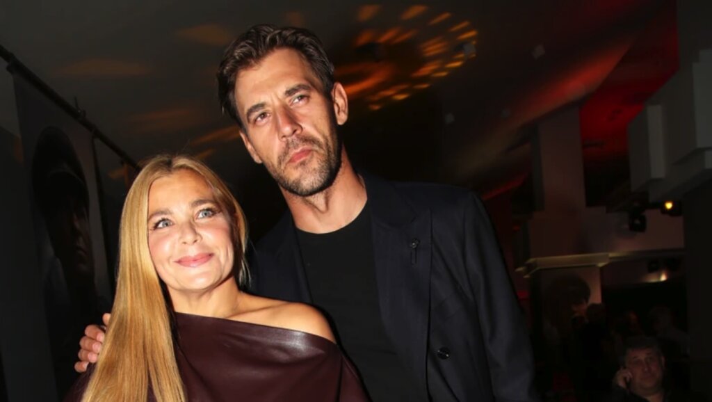 Ирина Пегова и Сергей Марин в купальниках милуются на дубайском пляже