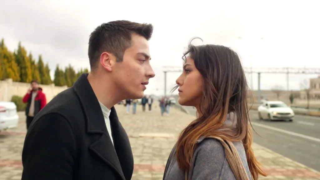 Звезды турецкого сериала «Далекий город» официально подтвердили свой роман