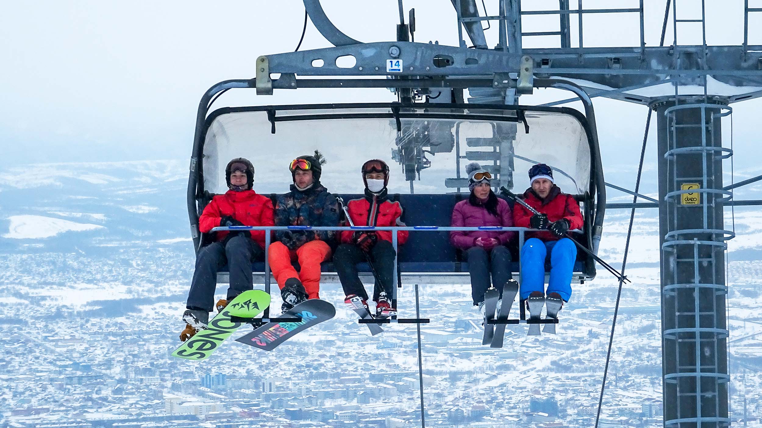 лыжники на подъемнике курорта Горный воздух