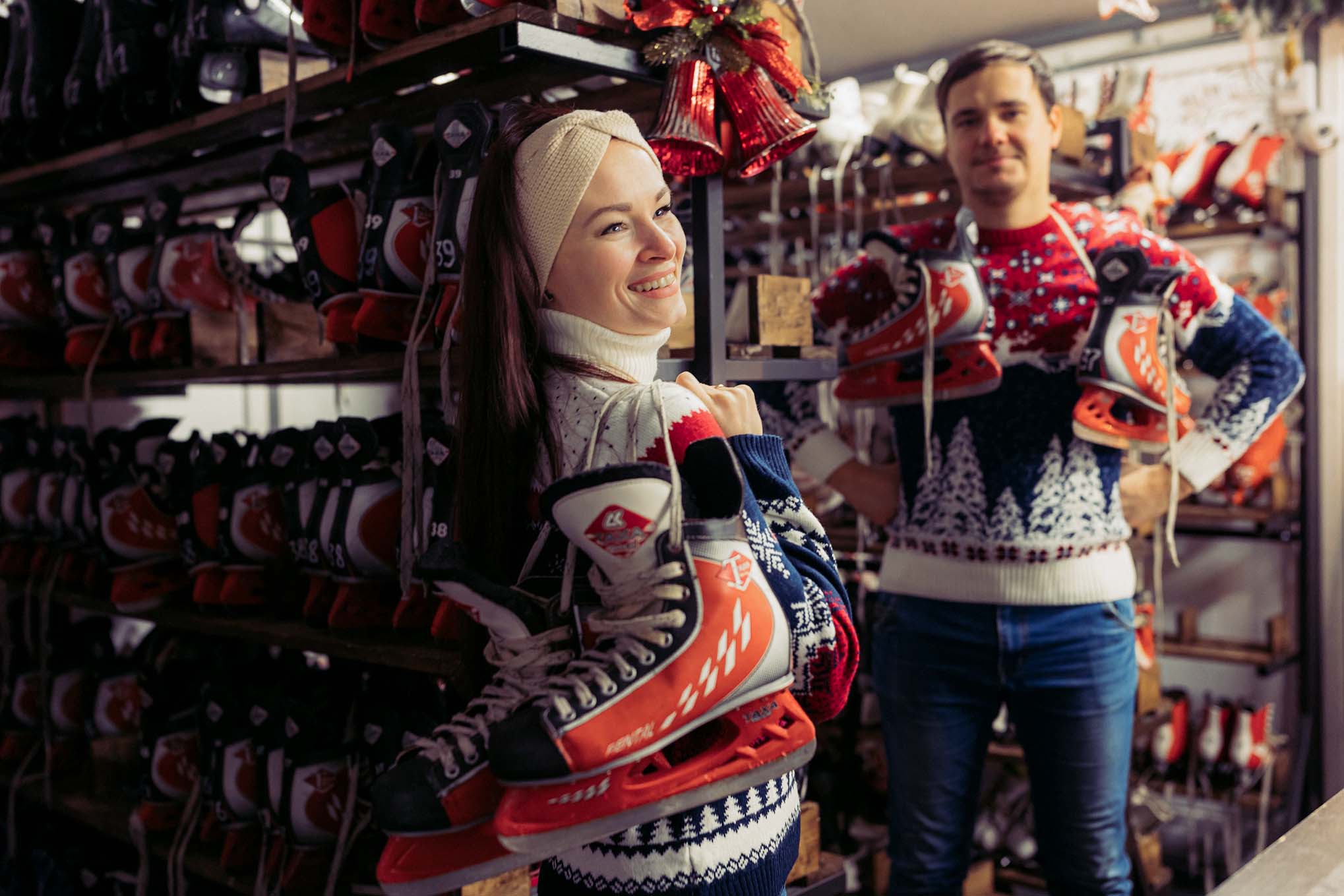 девушка в прокате коньков